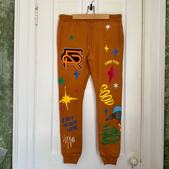 New First Row Denim Graphic Puff Print Joggers Sweatpants Medium - Picture 1 of 10